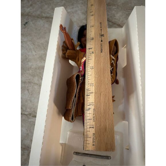 Vintage Native American Doll in Original Box - Picture 9 of 9